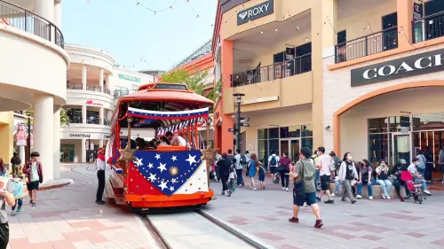 ▲鈴鹿賽道樂園的叮叮電車也裝飾上了滿滿的星星掛旗，帶領旅客一秒穿越到西部小鎮。（圖／SKM Park Outlets提供）