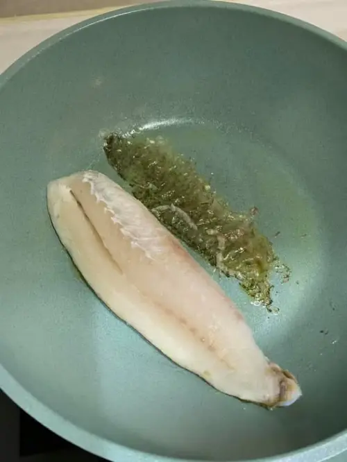 ▲網友分享「魚肉、魚皮」煎到分離的照片，大嘆煎魚太難了。（圖／婦仇者廚房臉書）