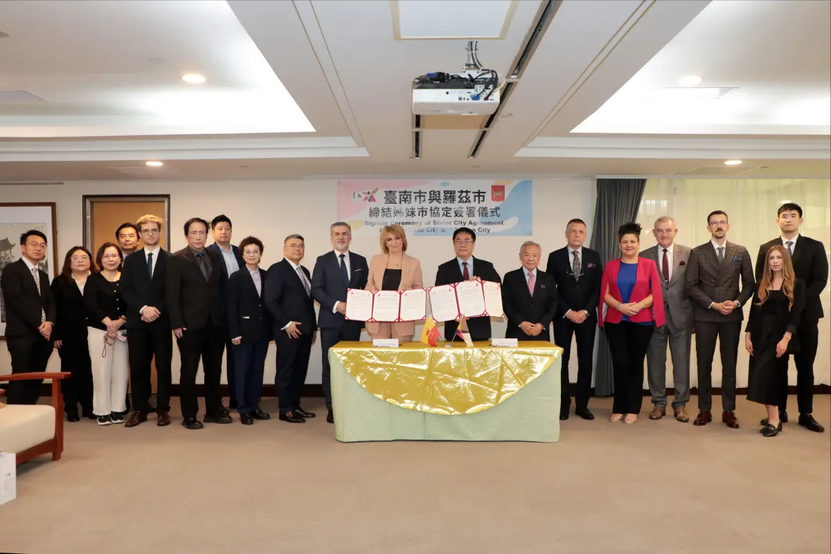 ▲今天的締結儀式由黃偉哲率副市長趙卿惠、新聞及國際關係處長蘇恩恩、經發局長張婷媛與會，波蘭台北辦事處高則叡處長等人皆出席觀禮。（圖／南市府提供）