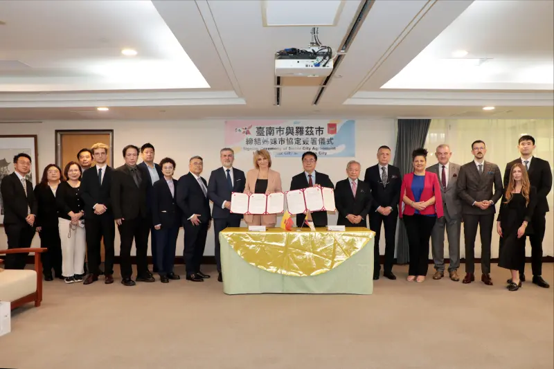 ▲今天的締結儀式由黃偉哲率副市長趙卿惠、新聞及國際關係處長蘇恩恩、經發局長張婷媛與會，波蘭台北辦事處高則叡處長等人皆出席觀禮。（圖／南市府提供）