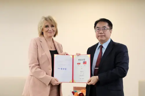 ▲黃偉哲宣布將台南一條新設道路命名為「羅茲路」，以紀念這段姐妹市情誼。（圖／南市府提供）