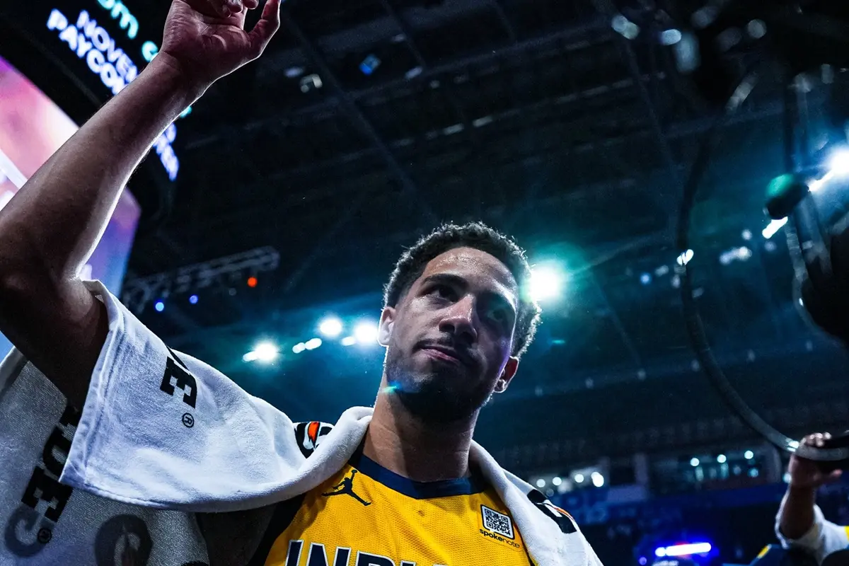 ▲Tyrese Haliburton在最後0.3秒將皮球穩穩送入籃框用一記乾淨俐落的中距離跳投，將比分定格在111：110，印第安納溜馬在NBA總決賽首戰完成不可思議的大逆轉。（圖／取自印地安納溜馬X）