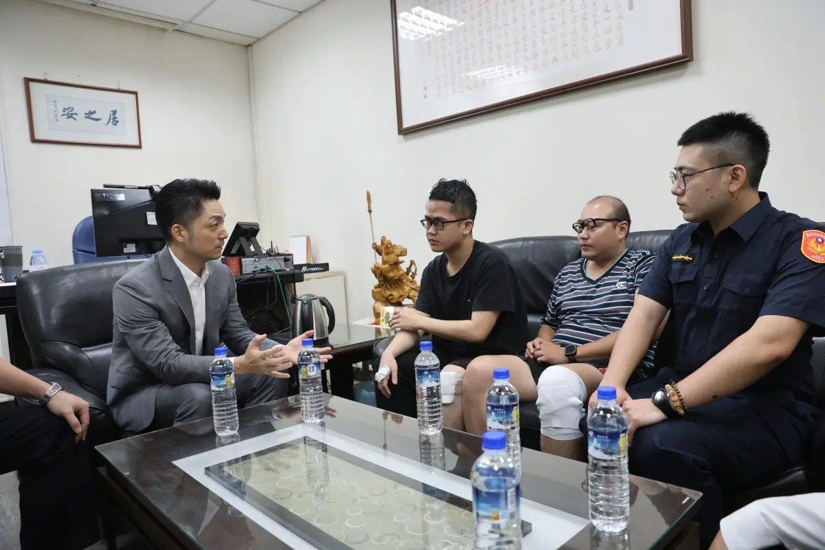 ▲ 台北市長蔣萬安慰問執勤受傷的大安分局警員。（圖/北市府提供）