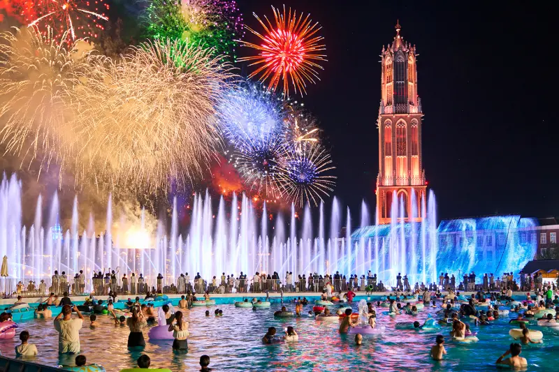 ▲日本長崎「豪斯登堡」今夏有「BIG SUMMER！」活動，有人氣活動「夏夜煙火」之外，還將有全世界唯一 以 Miffy 為主題的新園區「Miffy Wonder Square（Miffy 夢幻小鎮）」。（圖／豪斯登堡提供©HuisTenBosch/J－21483）