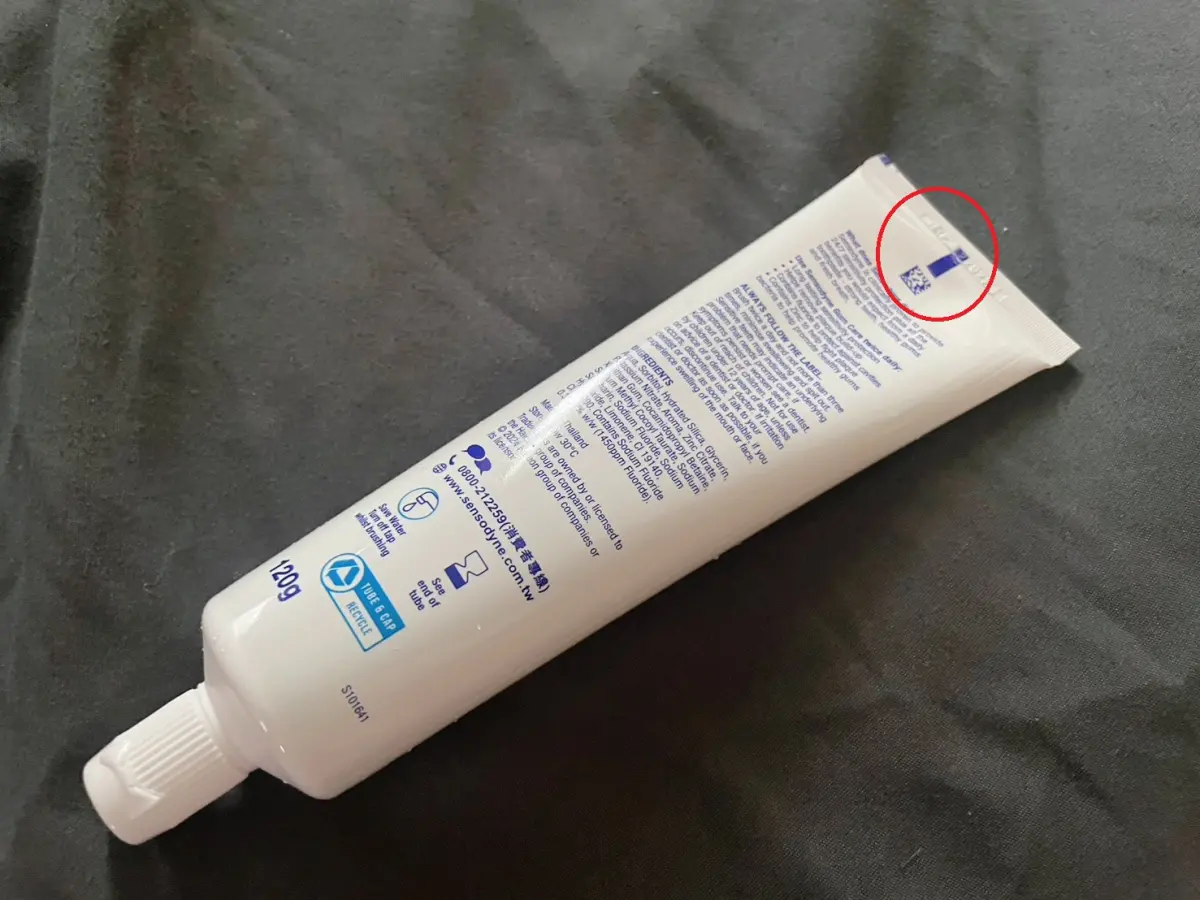 ▲牙膏包裝底部可見被「劃一條線」，至於這條線的用途究竟是什麼？過去食藥署曾公布真正的功能。（圖／記者陳雅雲攝）