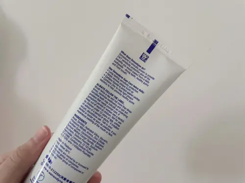 ▲牙膏上的色條主要是拿來當作印刷標誌，若民眾想查看牙膏成分，可以直接檢視標籤上的「全成分」欄位。（圖／記者陳雅雲攝）