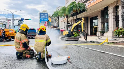 ▲台南永康中正北路鬧區突飄出瓦斯異味，市府消防局獲報後立即前往現場，在現場水溝周邊偵測到高濃度可燃性氣體，佈水線防護。（圖／南市府提供）