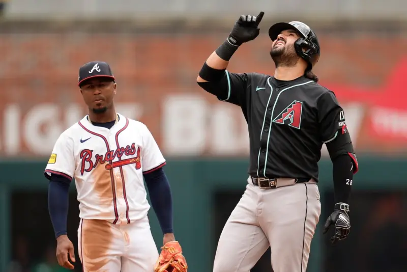 ▲響尾蛇隊Eugenio Suarez（右）把握第9局得點圈機會，一棒敲出逆轉二壘安打，幫助球隊以11：10擊退勇士。（圖／美聯社／達志影像）