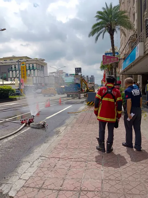 ▲為避免危及市民安危，市警局進行交通管制，目前由洩漏點正常排除管內氣體中，待濃度降至5%以下，立即針對洩漏點開挖，更換及補修管線。（圖／南市府提供）