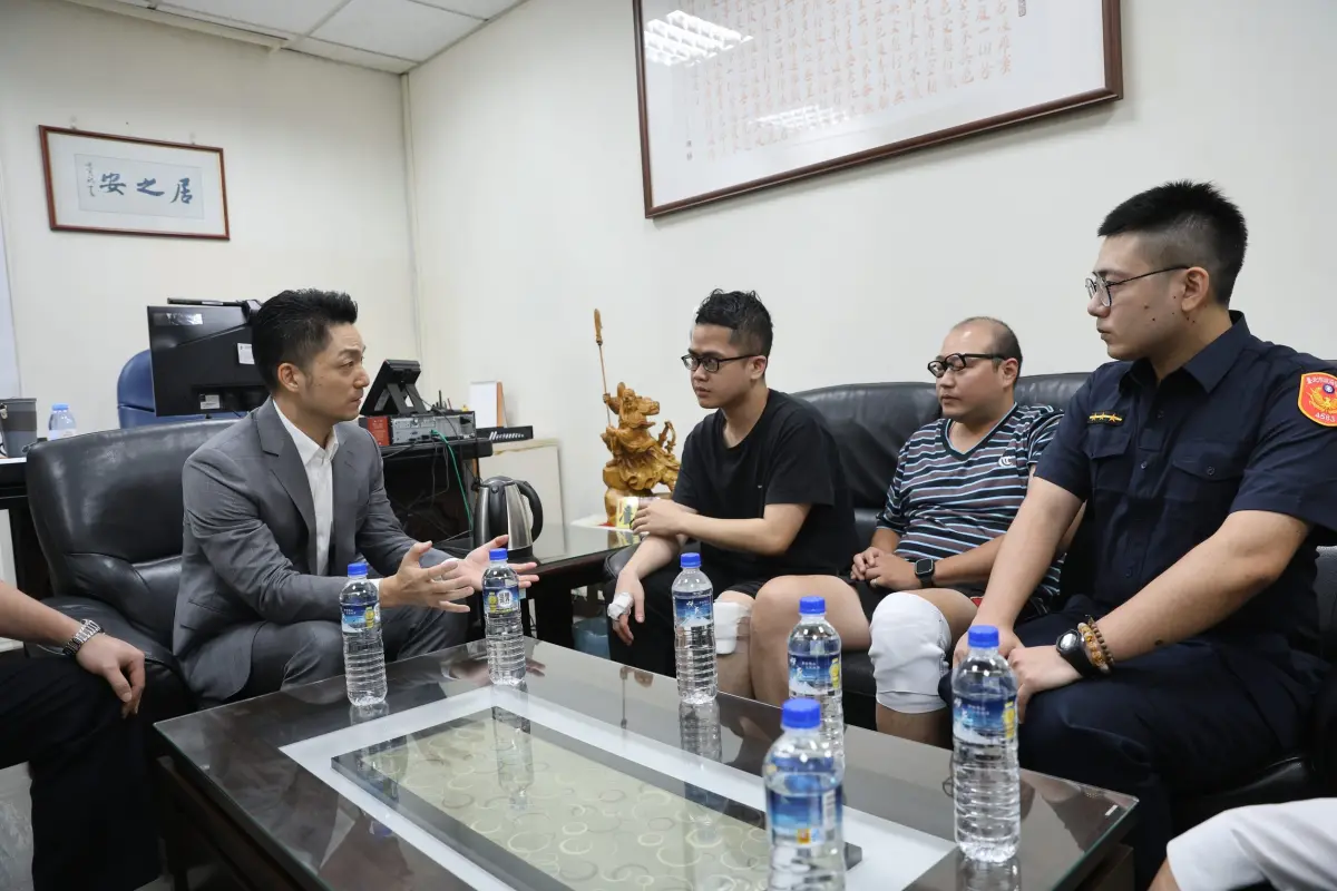 ▲台北市長蔣萬安慰問執勤受傷的大安分局警員。（圖/北市府提供）