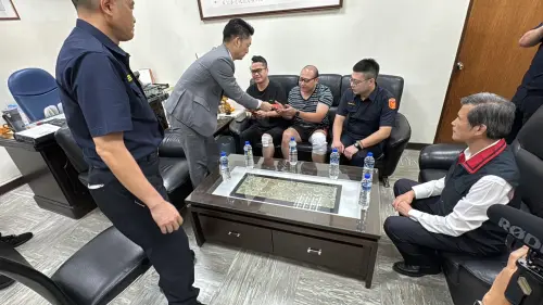 台北市長蔣萬安慰問執勤受傷的大安分局警員。(圖/北市府提供) ▲台北市長蔣萬安慰問執勤受傷的大安分局警員,並致贈慰問金。(圖/北市府提供)