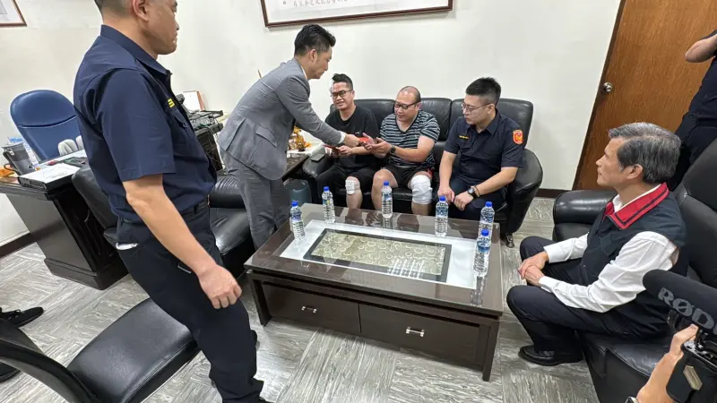 ▲台北市長蔣萬安慰問執勤受傷的大安分局警員，並致贈慰問金。（圖/北市府提供）