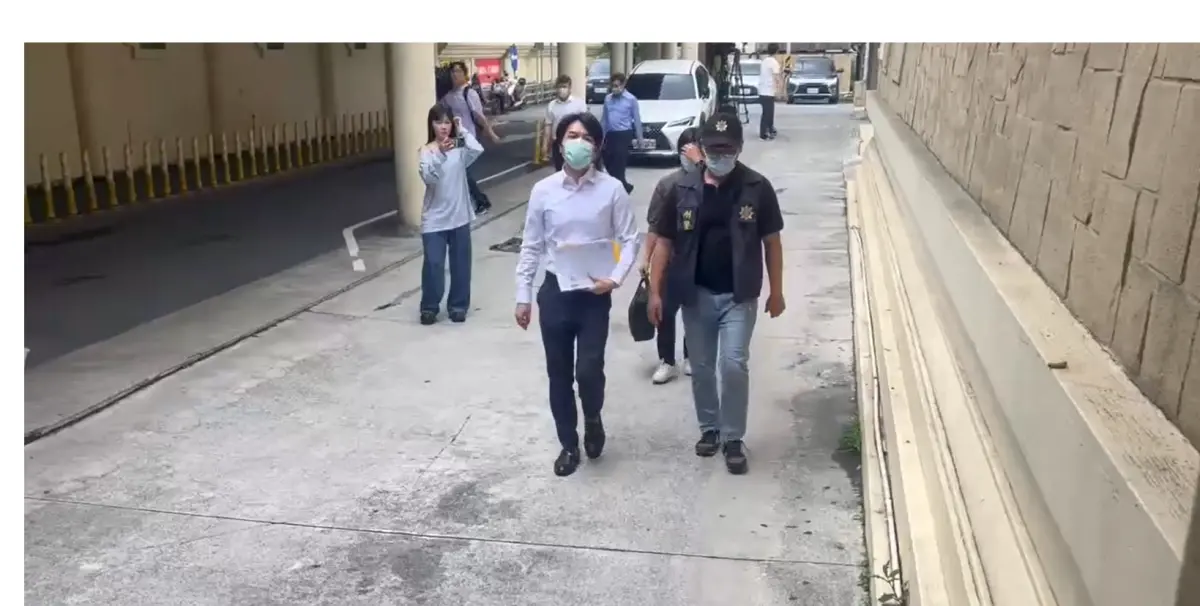 ▲檢警抵達新北市立殯儀館解剖三峽車禍老翁遺體，釐清死因。（圖／翻攝畫面）