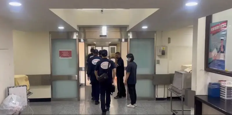▲檢警抵達新北市立殯儀館解剖三峽車禍老翁遺體，釐清死因。（圖／翻攝畫面）