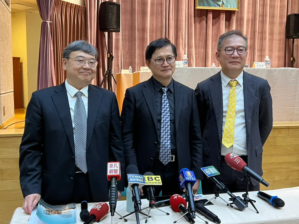 ▲和碩董事長童子賢與雙執行長鄧國彥與鄭光志。（圖╱記者林汪靜攝）