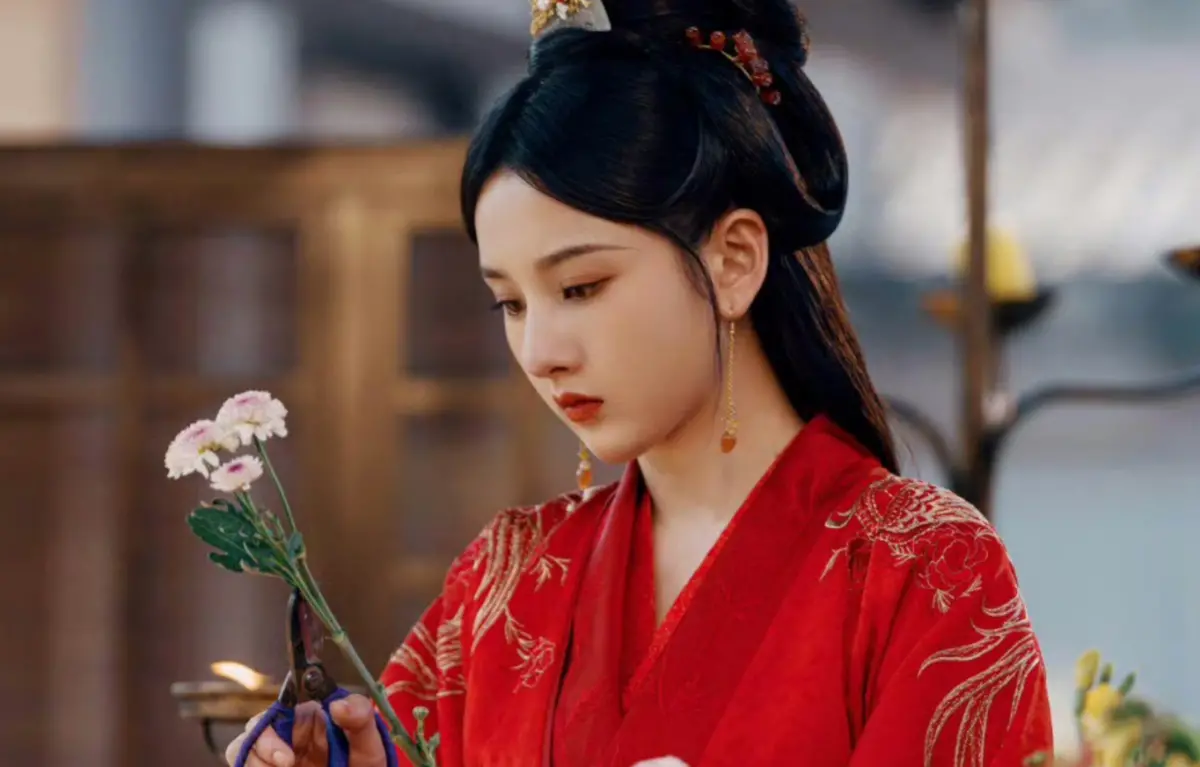 ▲宋祖兒（如圖）在古裝劇《折腰》中和劉宇寧虐戀，過去曾和阮經天傳緋聞，但因為事業正起飛，據傳團隊不看好這段感情，最後分手收場。（圖／翻攝自微博）