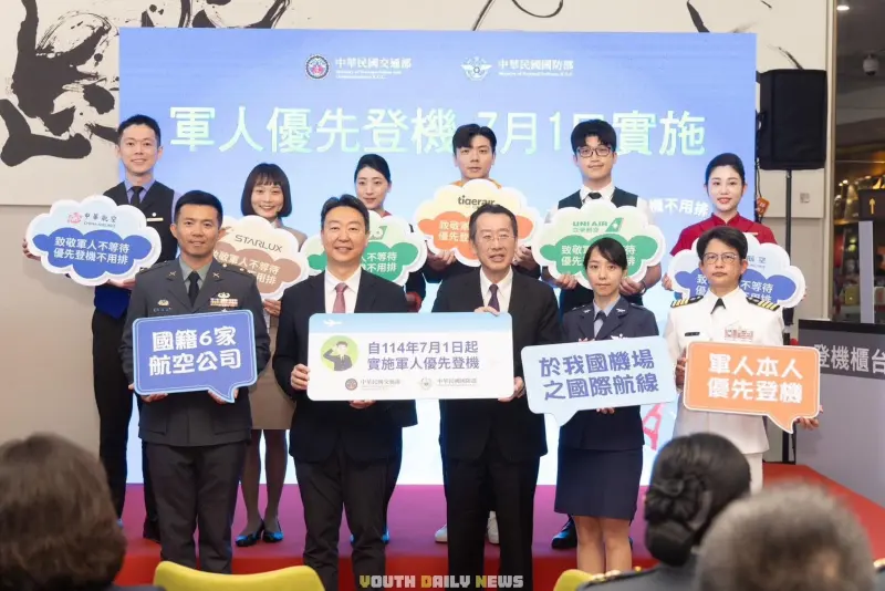 ▲國防部長顧立雄與交通部長陳世凱共同出席記者會,宣布啟動「軍人優先登機」政策。(圖/軍聞社提供)