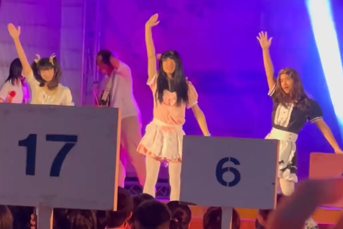 ▲高雄中學今年畢業歌選定洗腦神曲〈愛♡スクリ～ム！〉，前幾天畢業典禮上學生大跳「露比醬～嗨」經典橋段，瞬間嗨爆全場畢業生。（圖／Threads@_cyy_.07授權提供）