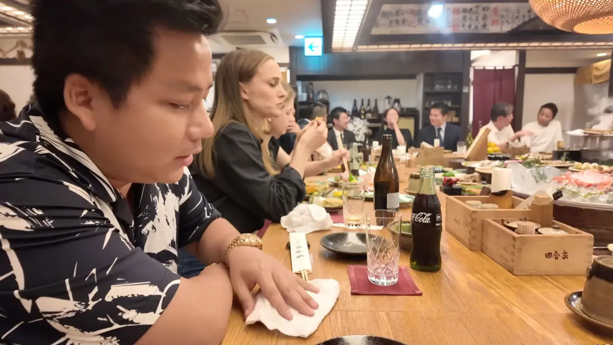 ▲473萬越南YTR「Khoa Pug」（左）近日分享在東京六本木用餐的Vlog影片，竟意外與奧斯卡影后娜塔莉波曼（左二）同桌用餐，瞬間引爆網友關注與討論。（圖／翻攝自YouTube Khoa Pug）