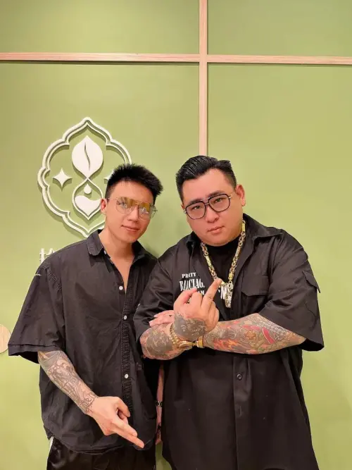 ▲拾汣茶屋是前世界冠軍、網紅Toyz（左）開的飲料店。（圖／翻攝自蹦闆IG）