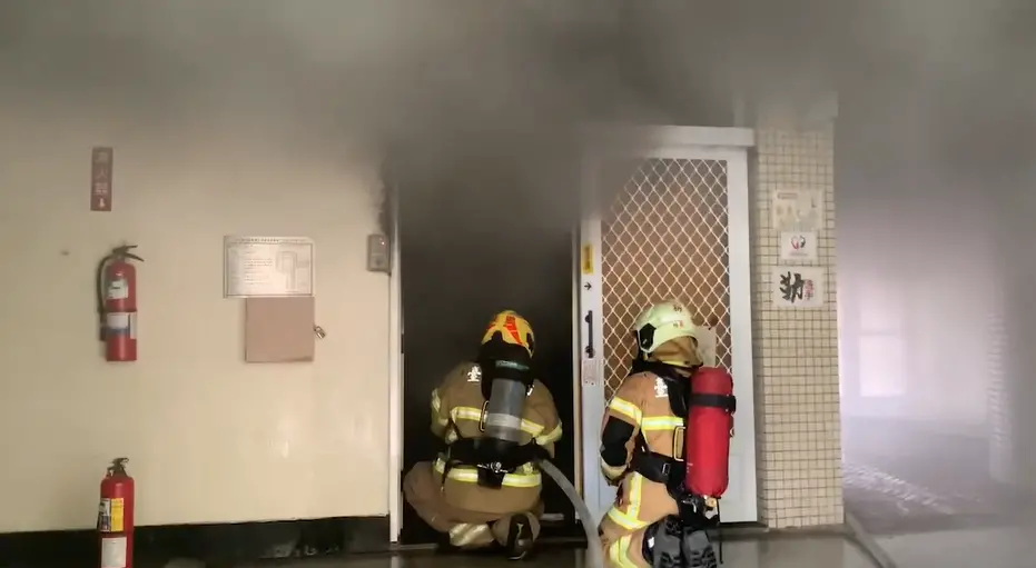 ▲台南啟聰學校驚傳火警，消防局出動9車17人到現場搶救，所幸無人受困。（圖／台南市消防局提供）