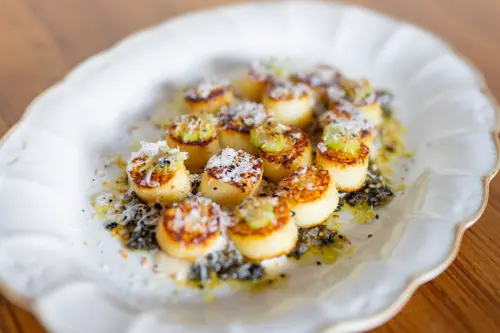 ▲寒舍艾美探索廚房將可吃到米其林認證過的美食，包含義式馬鈴薯麵疙瘩、JUN LEE凱薩沙拉、惡魔烤雞佐燉菜等通通可吃到飽。（圖／寒舍艾美提供）