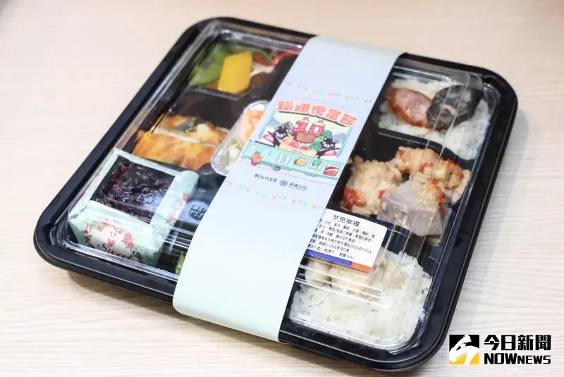 ▲九宮格便當升級2.0版本，有干貝、飛魚卵香腸、紫米芋泥糕等豐富食材。（圖／記者朱永強攝）