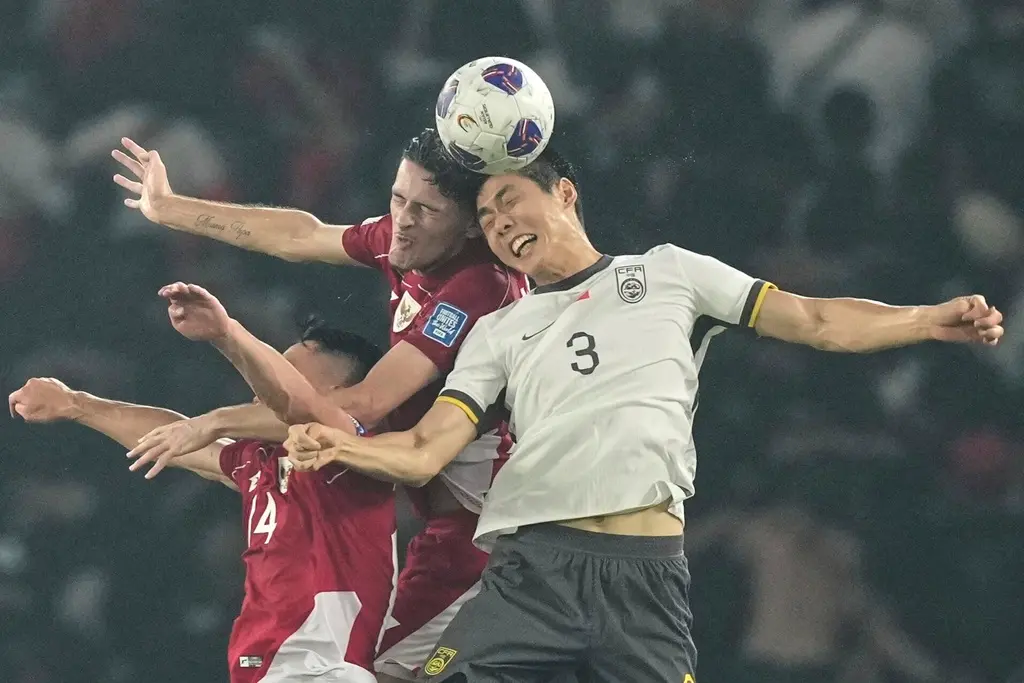 ▲2026年美加墨世界盃亞洲區資格賽第三階段（18強賽）C組第9輪賽事，中國隊作客雅加達格羅拉蓬卡諾體育場對陣印尼，最終以0：1落敗，吞下4連敗，也提前一輪確定無緣世界盃正賽。這是中國隊自1957年以來，68年來首度在正式比賽中不敵印尼。（圖／美聯社／達志影像）