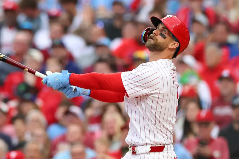 ▲費城人球星Bryce Harper日前在對陣藍鳥的比賽中，因被拍到在球棒桶身噴灑松香，引發違規爭議。根據大聯盟規定，松焦油使用範圍僅限於球棒握把末端起算18吋（約45公分）內，Harper的行為已明顯超出範圍，可能構成違規。（圖／美聯社／達志影像）