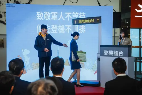 ▲軍人優先登機優惠上路,官兵代表與航空公司地勤人員進行優先登機示範。(圖/軍聞社提供) ▲軍人優先登機優惠上路,官兵代表與航空公司地勤人員進行優先登機示範。(圖/軍聞社提供)