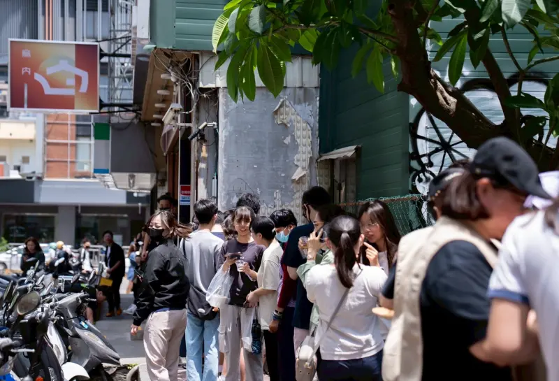 ▲近日就有一名網友分享，他覺得最近手搖飲都喝不出新意，沒想到在台中熱門商圈一中街發現一間新開的手搖飲店，主打烏龍香型奶茶飲品，讓他感到好奇又新鮮。（圖／取自日出茶太臉書粉專）