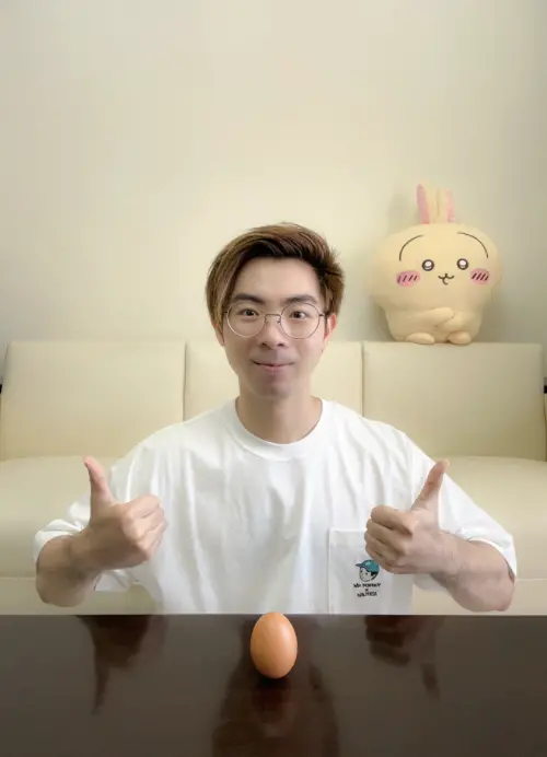 ▲建廷留守台灣遵循傳統儀式端午立蛋，期許台北小巨蛋演唱會順利。（圖／何樂音樂提供）