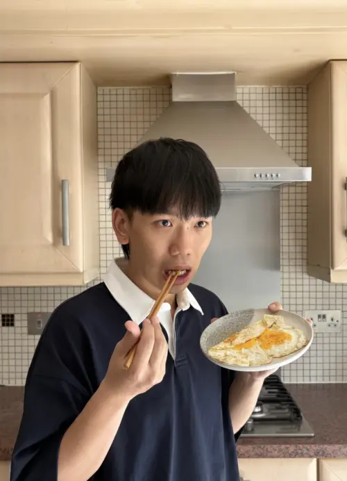 ▲鼓手可沛遠在歐洲當起宅男自煎荷包蛋，表示想嚐嚐破蛋（台北小巨蛋）的滋味。（圖／何樂音樂提供）