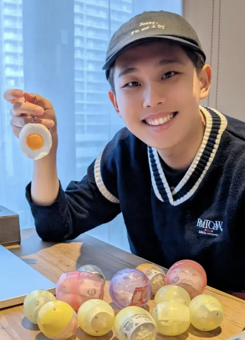 ▲雞丁飛日本進行追星行程，聽蘇打綠也演唱會，空閒時間也不忘在當地狂扭扭蛋，幫理想混蛋在台北小巨蛋的演唱會催票。（圖／何樂音樂提供）