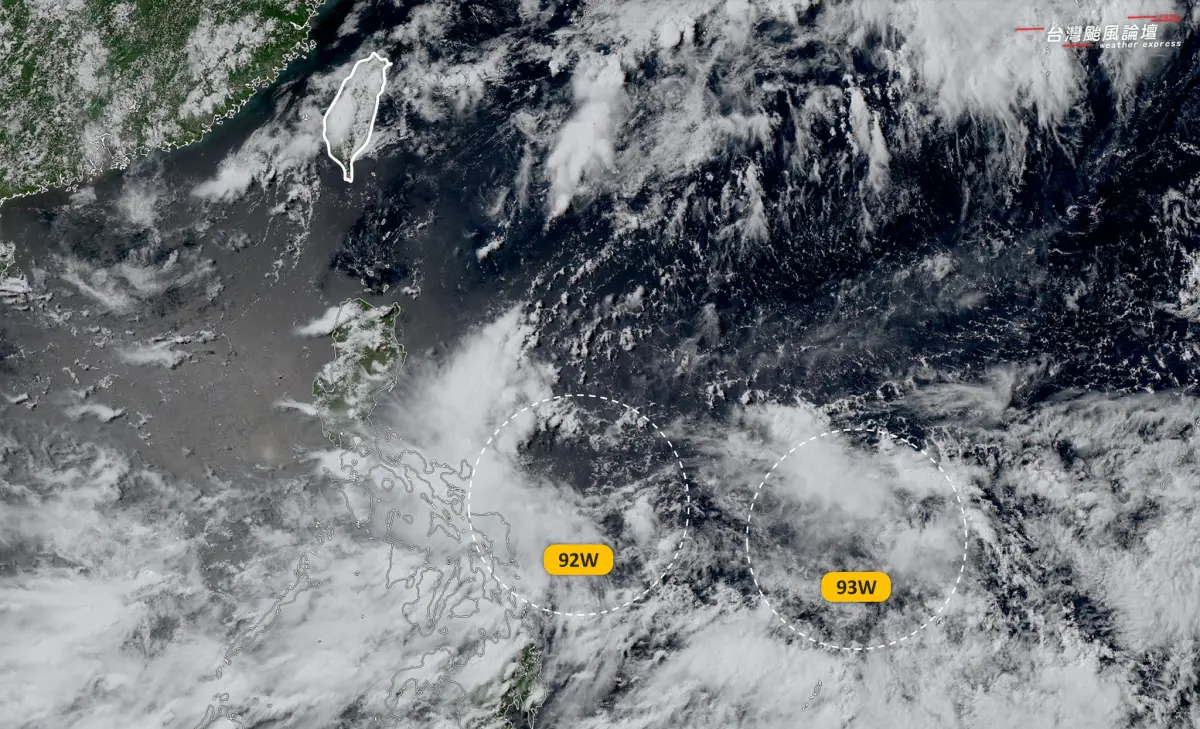 ▲今年首個可能生成的颱風「蝴蝶」正處於發展初期，來自太平洋上的兩個熱帶擾動正逐步整合中，不僅過程複雜難測，也讓路徑與生成時間充滿變數。（圖／取自「台灣颱風論壇｜天氣特急」）