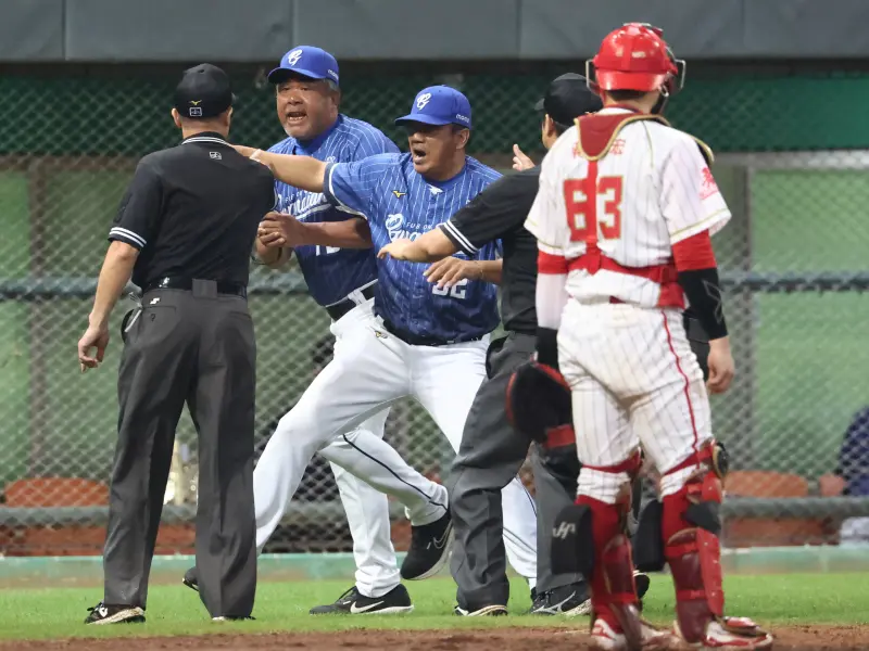 ▲富邦悍將首席教練陳連宏因抗議過當，遭到裁判驅逐出場，並且被禁賽2場與罰款4萬。（圖／富邦悍將提供）