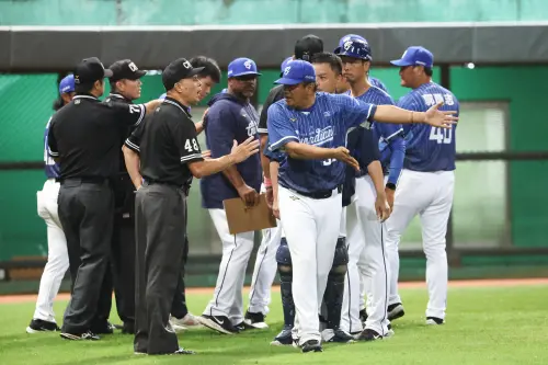 ▲富邦悍將總教練陳金鋒、首席教練陳連宏因對裁判判決不滿，衝上前抗議。（圖／富邦悍將提供）