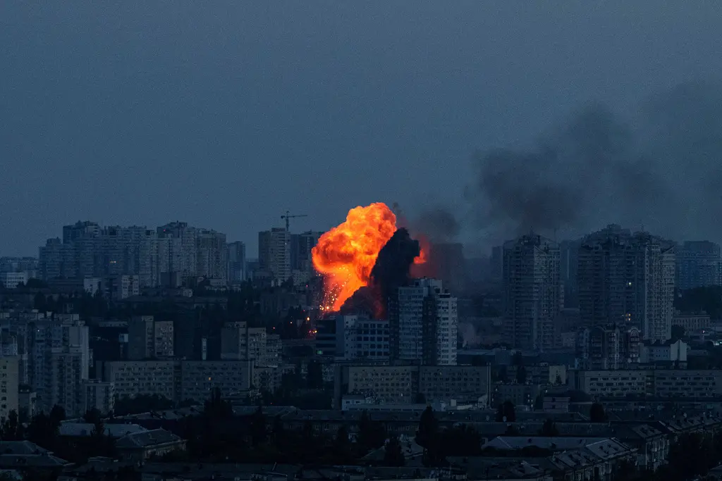 ▲俄軍於5日深夜至6日凌晨對烏克蘭發動大規模空襲，出動了超過400架無人機、發射超過40枚飛彈，烏克蘭總統澤倫斯基表示至少造成4人死亡49人受傷，且傷亡數字還可能繼續增加。（圖／美聯社／達志影像）