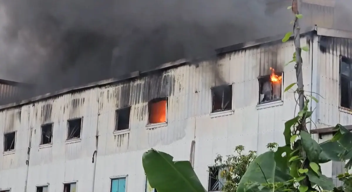 ▲宜蘭礁溪鄉龍泉路電鍍烤漆工廠，下午突然竄出火舌、濃煙直衝天際，目前火勢已受到控制。（圖／翻攝畫面）