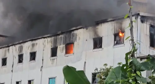 突傳爆炸聲!宜蘭電鍍烤漆廠陷火海 濃煙竄天際、現場瀰漫化學味