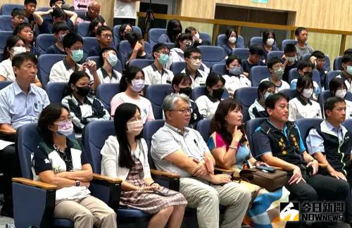 ▲台電公司大林發電廠舉辦小港區國中小優秀學生獎助學金頒獎典禮，有優秀學生、家長及地方人士與會。(圖／記者黃守作攝，2025.06.06)