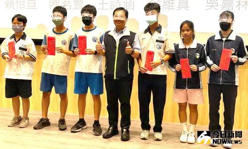 ▲台電公司大林發電廠廠長洪貴忠頒發獎助學金給優秀學生，以資鼓勵。(圖／記者黃守作攝，2025.06.06)