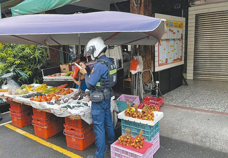 警4小時開7單整頓彰化市「最亂一條街」　攤販占街道路霸畫面曝光