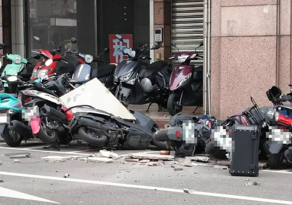 ▲苗栗市鯨友百貨大樓因2樓以上空間閒置多年，6日中午驚傳外牆花崗石磁磚剝落意外。（圖／苗栗市公所提供）