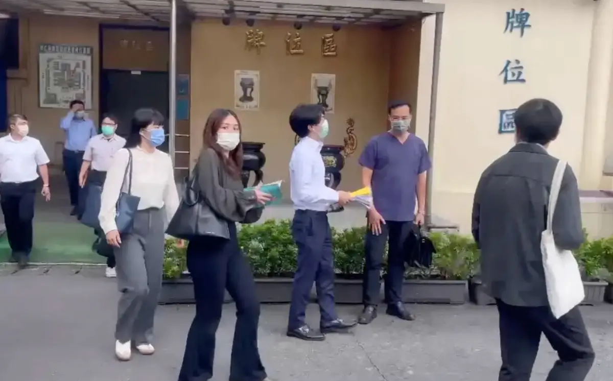 ▲檢警今天會同法醫解剖余男遺體，釐清死因，提供給檢察官做為偵辦參考，歷時1小時10分鐘完成作業，並已將遺體發還家屬。（圖／翻攝畫面）