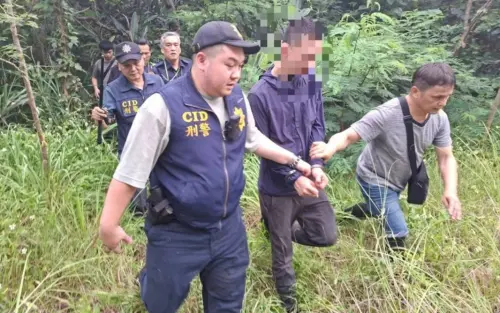 ▲宜蘭警方在南澳漢本車站附近防風林，查到疑似製造假車禍企圖搶奪金飾的邱姓犯嫌。（圖／翻攝畫面）