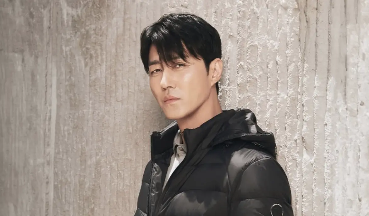 ▲韓國戲劇男神「帥大叔」車勝元今（7）日迎來55歲生日，年過半百憑藉高顏值和189公分的完美身高依舊人氣火爆，而他近年和金宣虎合作的《暴君》也引發話題。（圖／IG 70csw）