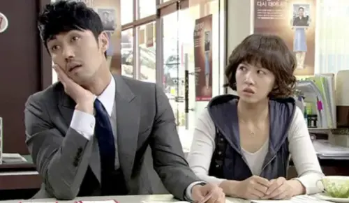 ▲車勝元（左）在《市政廳》中和金宣兒（右）搭檔主演男女主角。（圖／摘自《市政廳》片段）