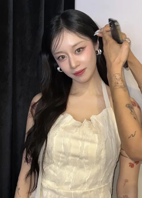 芝妍充滿刺青的全新造型讓粉絲看了超驚豔。(圖/芝妍IG) ▲芝妍充滿刺青的全新造型讓粉絲看了超驚豔。(圖/芝妍IG)