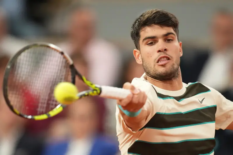 ▲法網男單冠軍戰即將於本周日上演，現任衛冕者Carlos Alcaraz將與世界排名第一的Jannik Sinner正面交鋒，迎來雙方首次在大滿貫決賽中的對決。這場重磅對決不僅備受矚目，更將成為兩人對戰史上的重要里程碑。（圖／美聯社／達志影像）